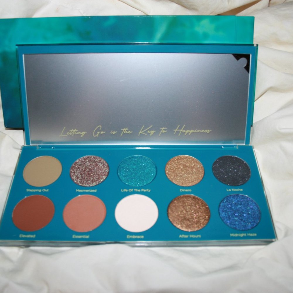 eyeshadow pallet - Picture 2 of 3